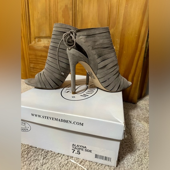 Steve Madden Alayna Taupe Suede Grey Heels size 7.5 GREAT CONDITION - Picture 3 of 6